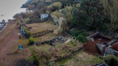 Terreno com ruína e viabilidade de construção na fajã joão dias – a escassos metros do mar
