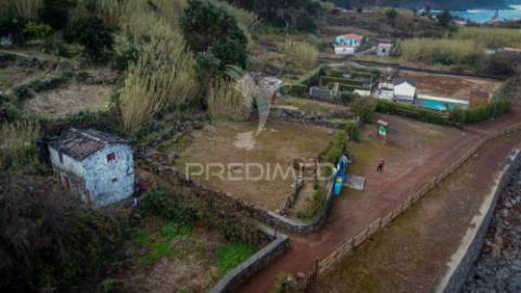 Terreno com ruína e viabilidade de construção na fajã joão dias – a escassos metros do mar