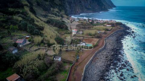 Terreno com ruína e viabilidade de construção na fajã joão dias – a escassos metros do mar