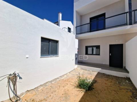 Moradia geminada t3, c/garagem, na quinta do conde