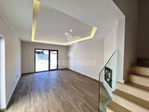 Moradia geminada t3, c/garagem, na quinta do conde