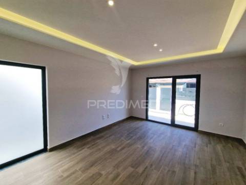 Moradia geminada t3, c/garagem, na quinta do conde