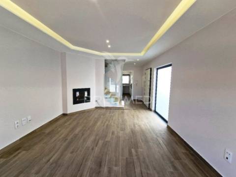 Moradia geminada t3, c/garagem, na quinta do conde