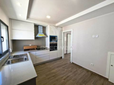 Moradia geminada t3, c/garagem, na quinta do conde