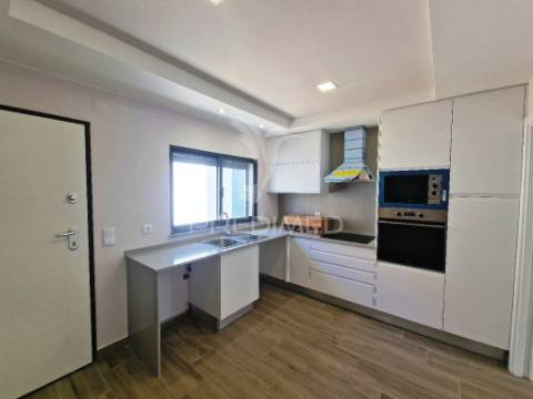 Moradia geminada t3, c/garagem, na quinta do conde