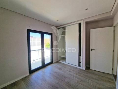 Moradia geminada t3, c/garagem, na quinta do conde