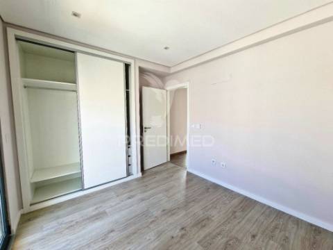 Moradia geminada t3, c/garagem, na quinta do conde