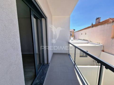 Moradia geminada t3, c/garagem, na quinta do conde