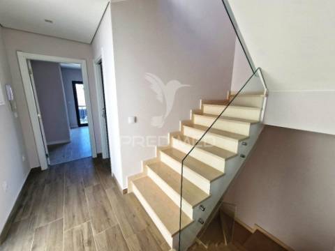 Moradia geminada t3, c/garagem, na quinta do conde