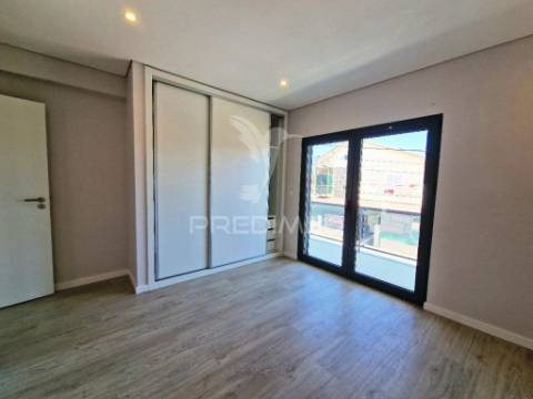 Moradia geminada t3, c/garagem, na quinta do conde