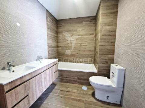 Moradia geminada t3, c/garagem, na quinta do conde