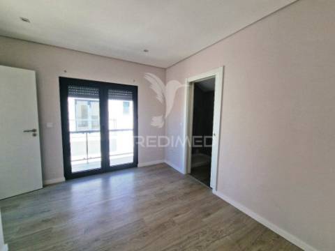 Moradia geminada t3, c/garagem, na quinta do conde