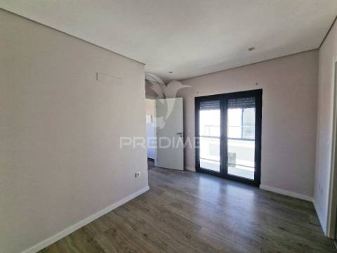 Moradia geminada t3, c/garagem, na quinta do conde