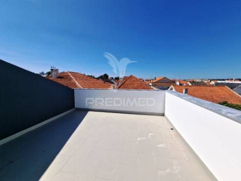 Moradia geminada t3, c/garagem, na quinta do conde