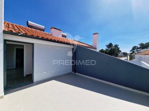 Moradia geminada t3, c/garagem, na quinta do conde