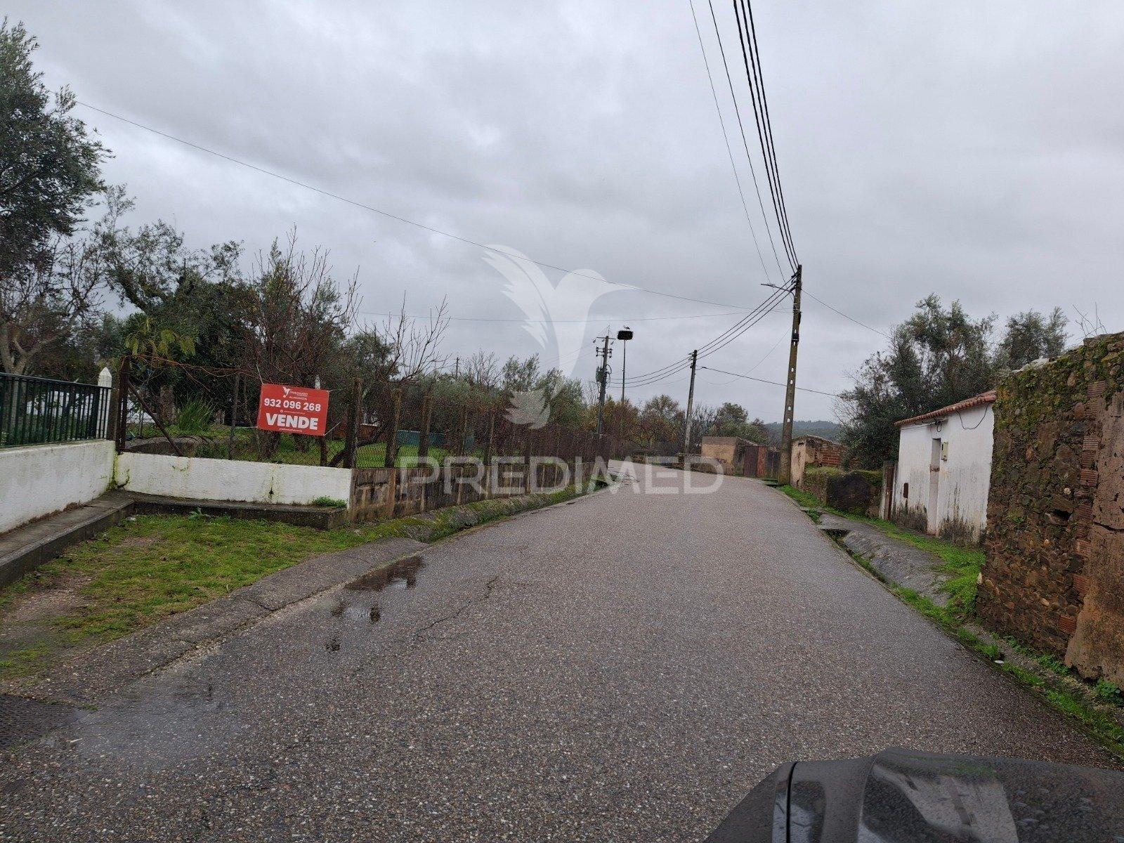 Terreno com possibilidade de construção.