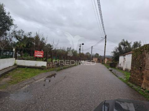 Terreno com possibilidade de construção.