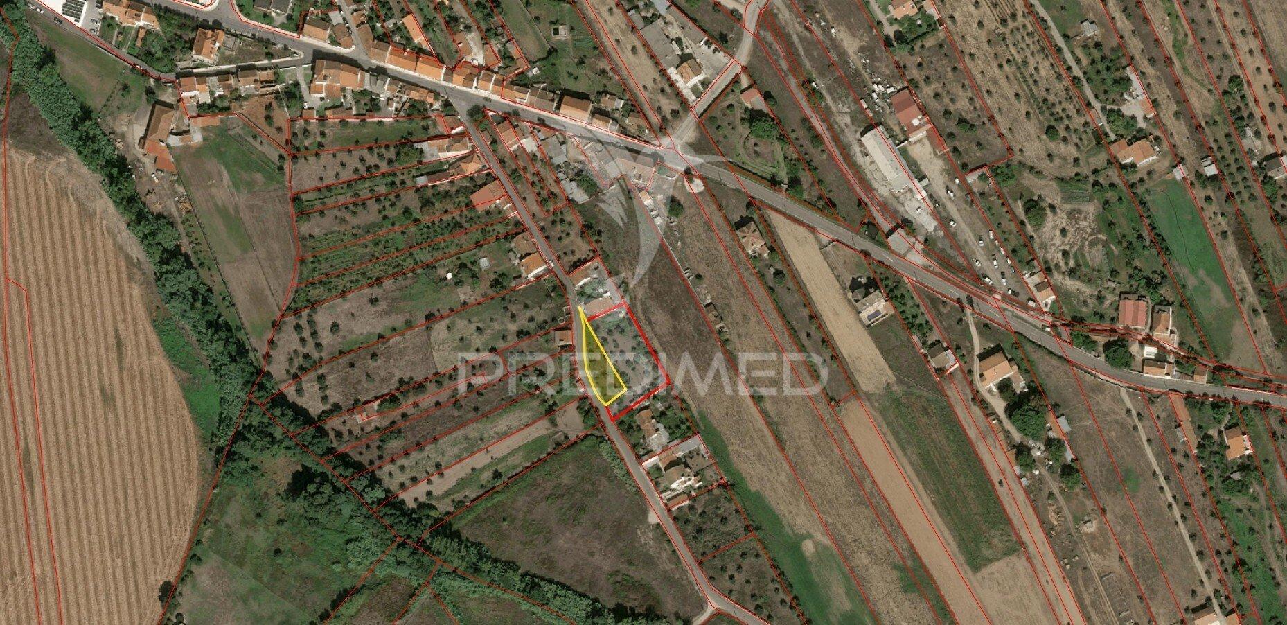 Terreno com possibilidade de construção.