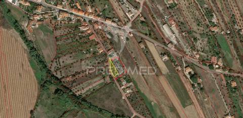 Terreno com possibilidade de construção.