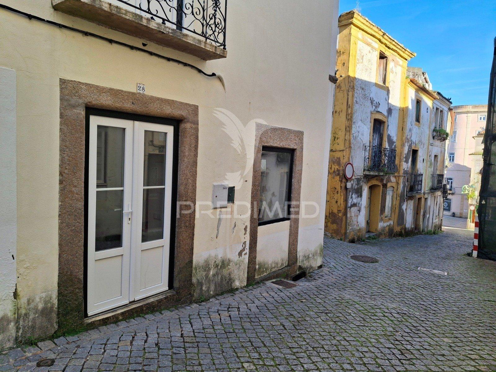 T0 no centro histórico para arrendamento.