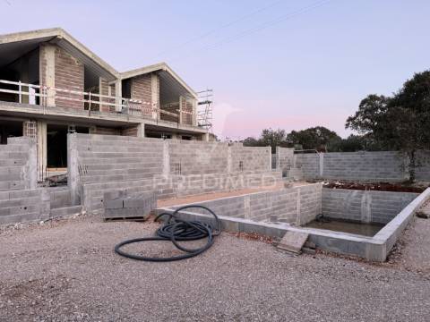 Moradias em construção de arquitetura escandinava em condomínio privado – fátima