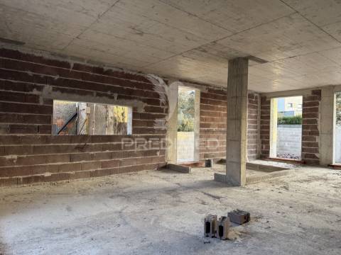 Moradias em construção de arquitetura escandinava em condomínio privado – fátima