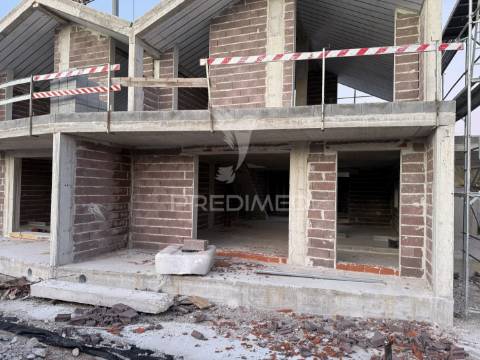 Moradias em construção de arquitetura escandinava em condomínio privado – fátima