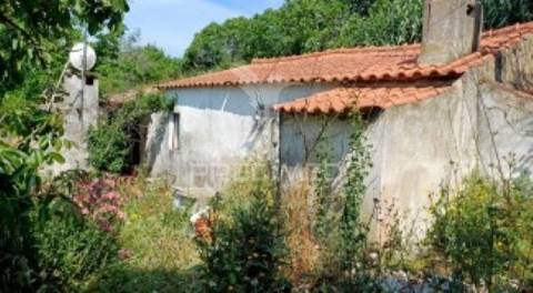 Moradia t3 para recuperar em matacães (torres vedras)