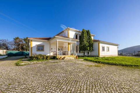 Moradia de excelência com 4 suítes + 2 quartos