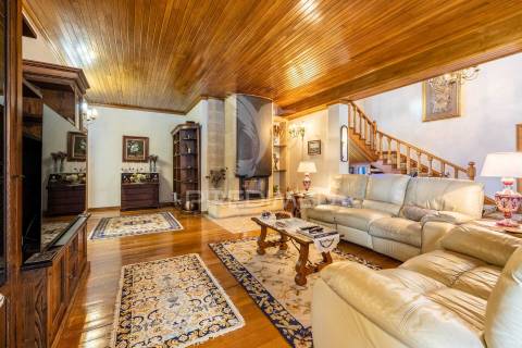 Moradia de excelência com 4 suítes + 2 quartos