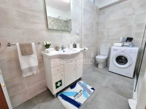 Apartamento t2, remodelado, a 500m da praia da rocha