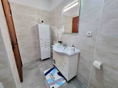 Apartamento t2, remodelado, a 500m da praia da rocha