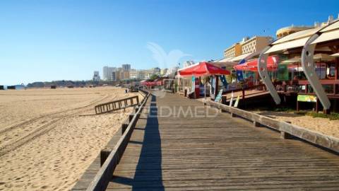 Apartamento t2, remodelado, a 500m da praia da rocha