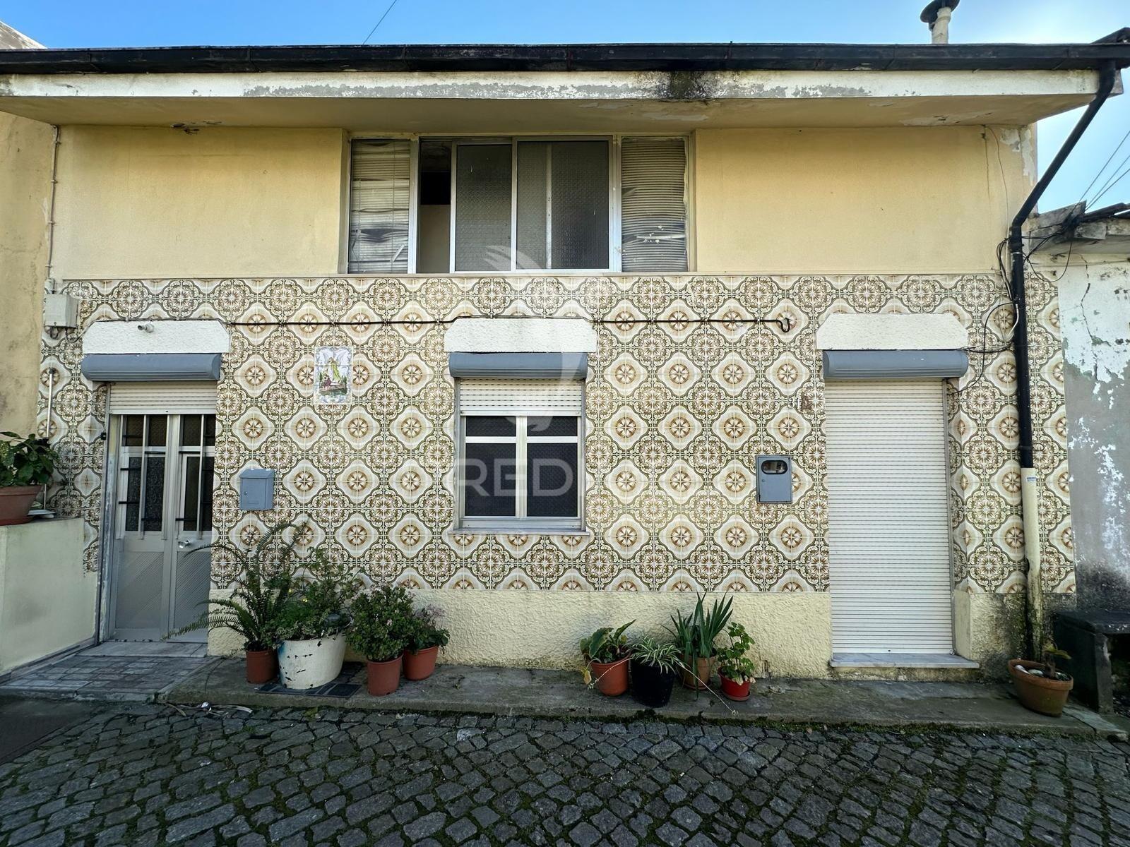 Moradia  para restauro com elevado potencial de investimento – oliveira do douro