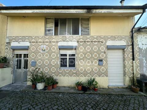 Moradia  para restauro com elevado potencial de investimento – oliveira do douro