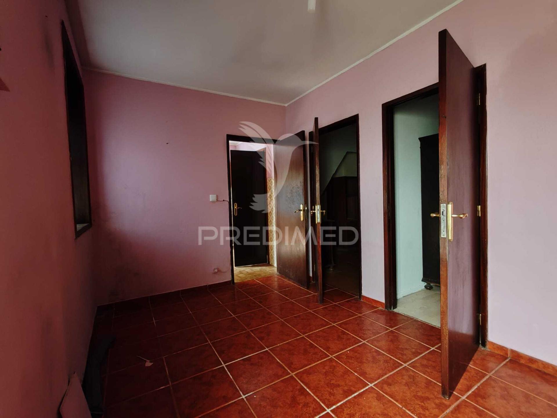 Moradia  para restauro com elevado potencial de investimento – oliveira do douro