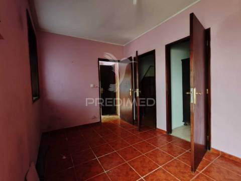 Moradia  para restauro com elevado potencial de investimento – oliveira do douro