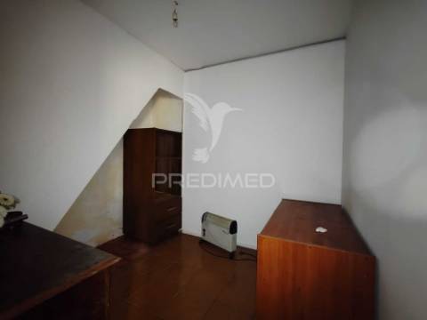 Moradia  para restauro com elevado potencial de investimento – oliveira do douro