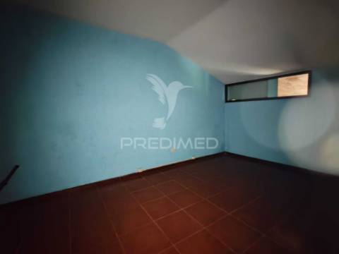 Moradia  para restauro com elevado potencial de investimento – oliveira do douro