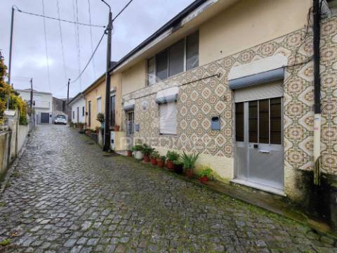 Moradia  para restauro com elevado potencial de investimento – oliveira do douro