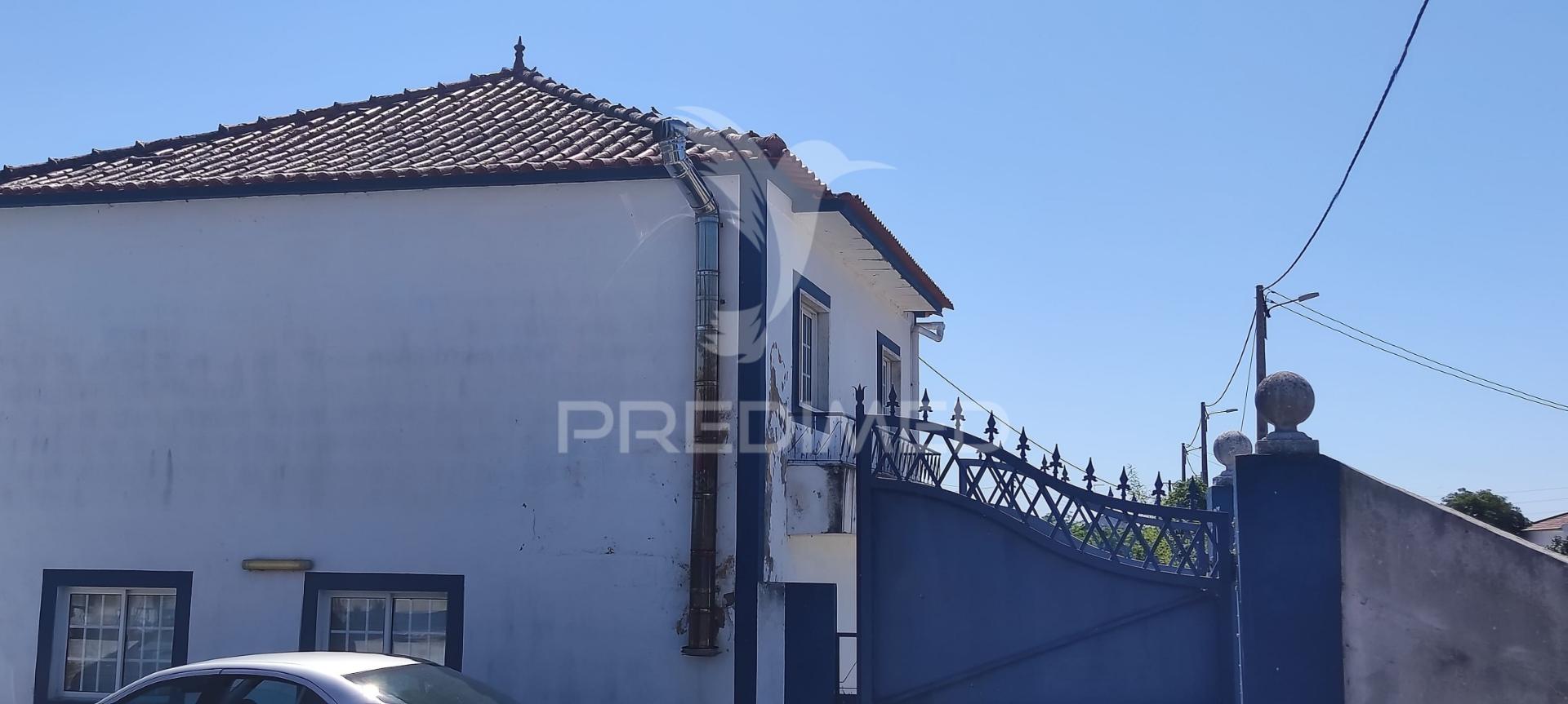 Quinta de 16660 m2 moradias t3 e t2 e 1 pavilhão 487 m2