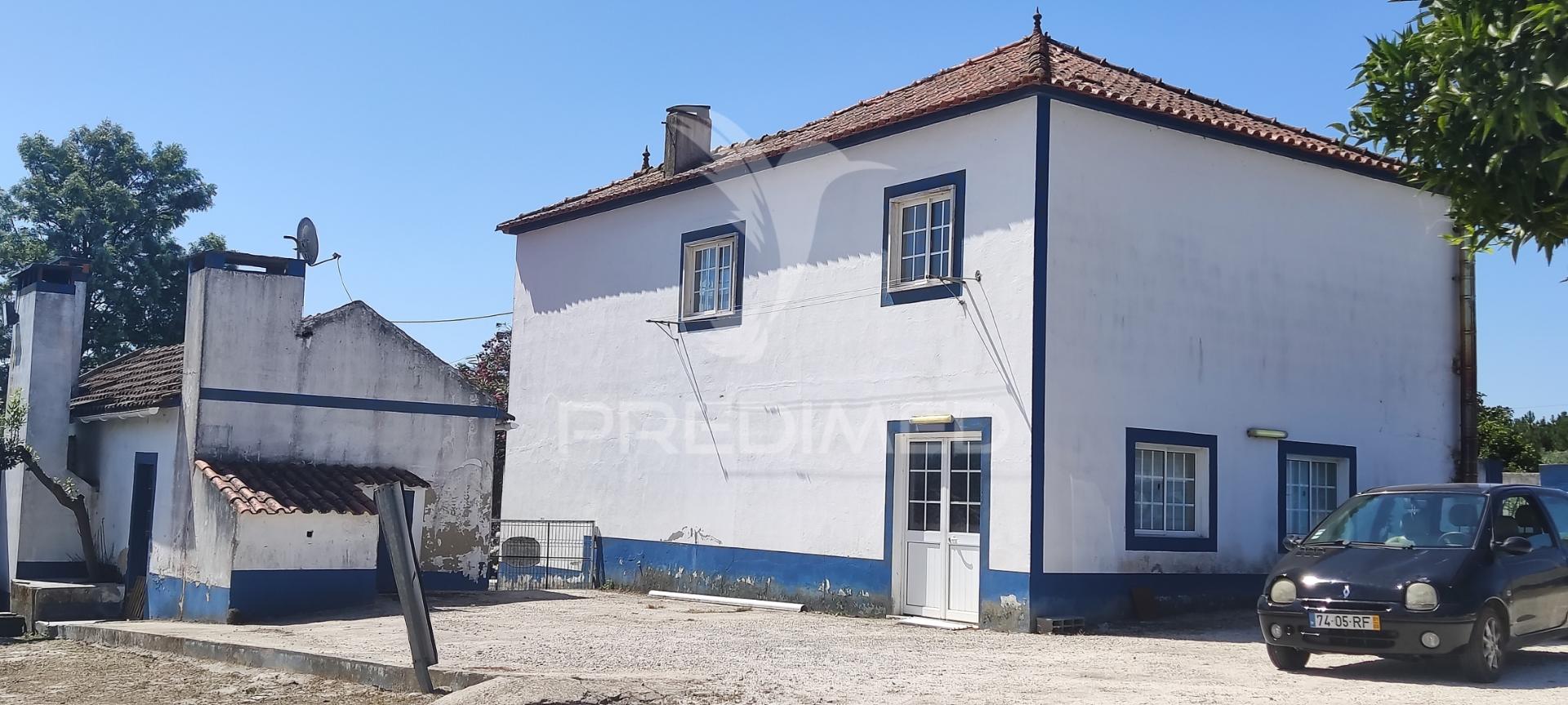 Quinta de 16660 m2 moradias t3 e t2 e 1 pavilhão 487 m2