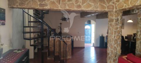 Quinta de 16660 m2 moradias t3 e t2 e 1 pavilhão 487 m2