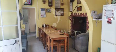 Quinta de 16660 m2 moradias t3 e t2 e 1 pavilhão 487 m2