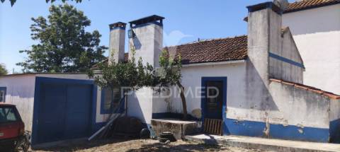 Quinta de 16660 m2 moradias t3 e t2 e 1 pavilhão 487 m2