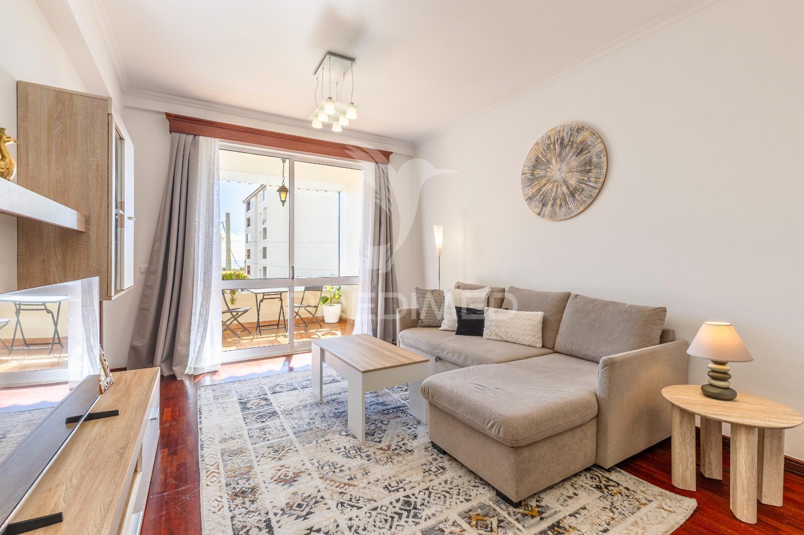 Apartamento t2 no centro do caniço – mobilado, com garagem e licença al