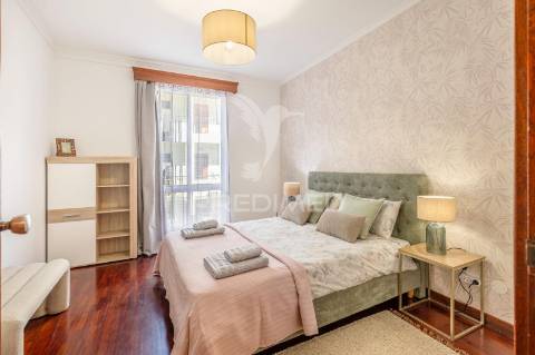 Apartamento t2 no centro do caniço – mobilado, com garagem e licença al