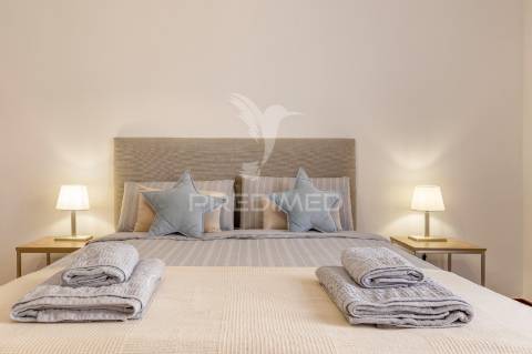 Apartamento t2 no centro do caniço – mobilado, com garagem e licença al