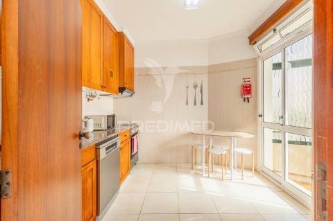 Apartamento t2 no centro do caniço – mobilado, com garagem e licença al