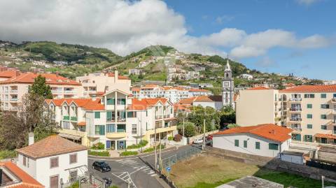 Apartamento t2 no centro do caniço – mobilado, com garagem e licença al